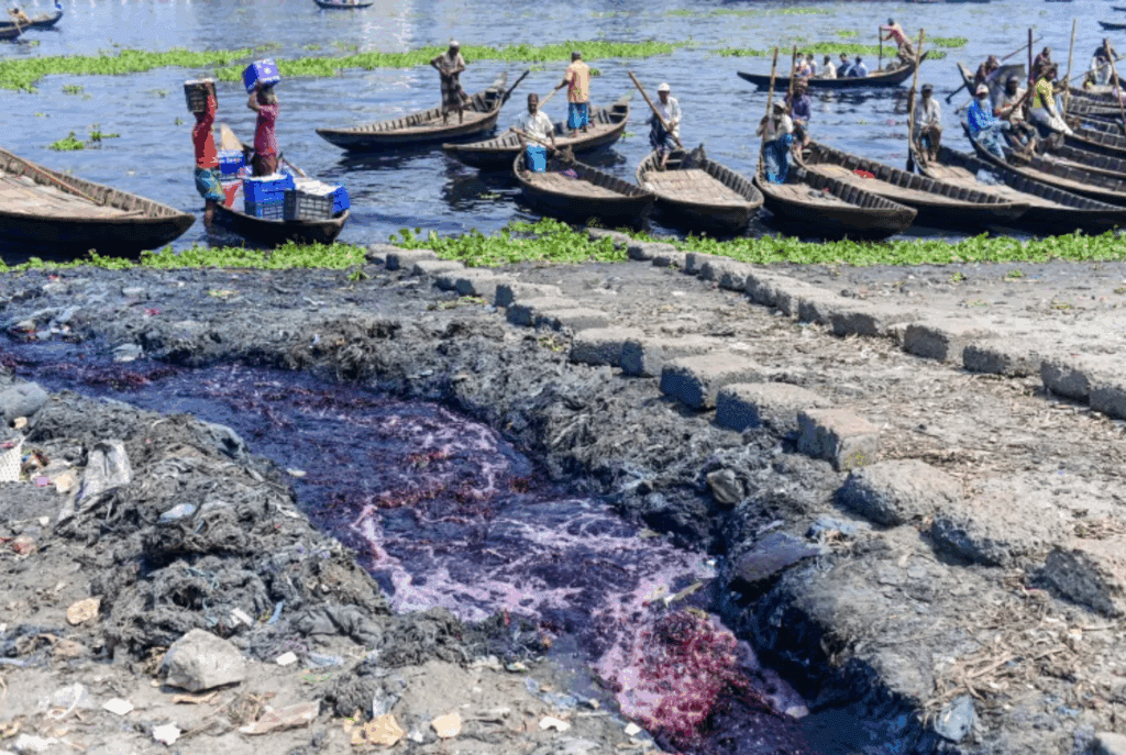 Industrial effluent enters the Buriganga river as boatmen wait for passengers in Keraniganj, on the outskirts of Dhaka. [Munir Uz Zaman/AFP] Aljazeera